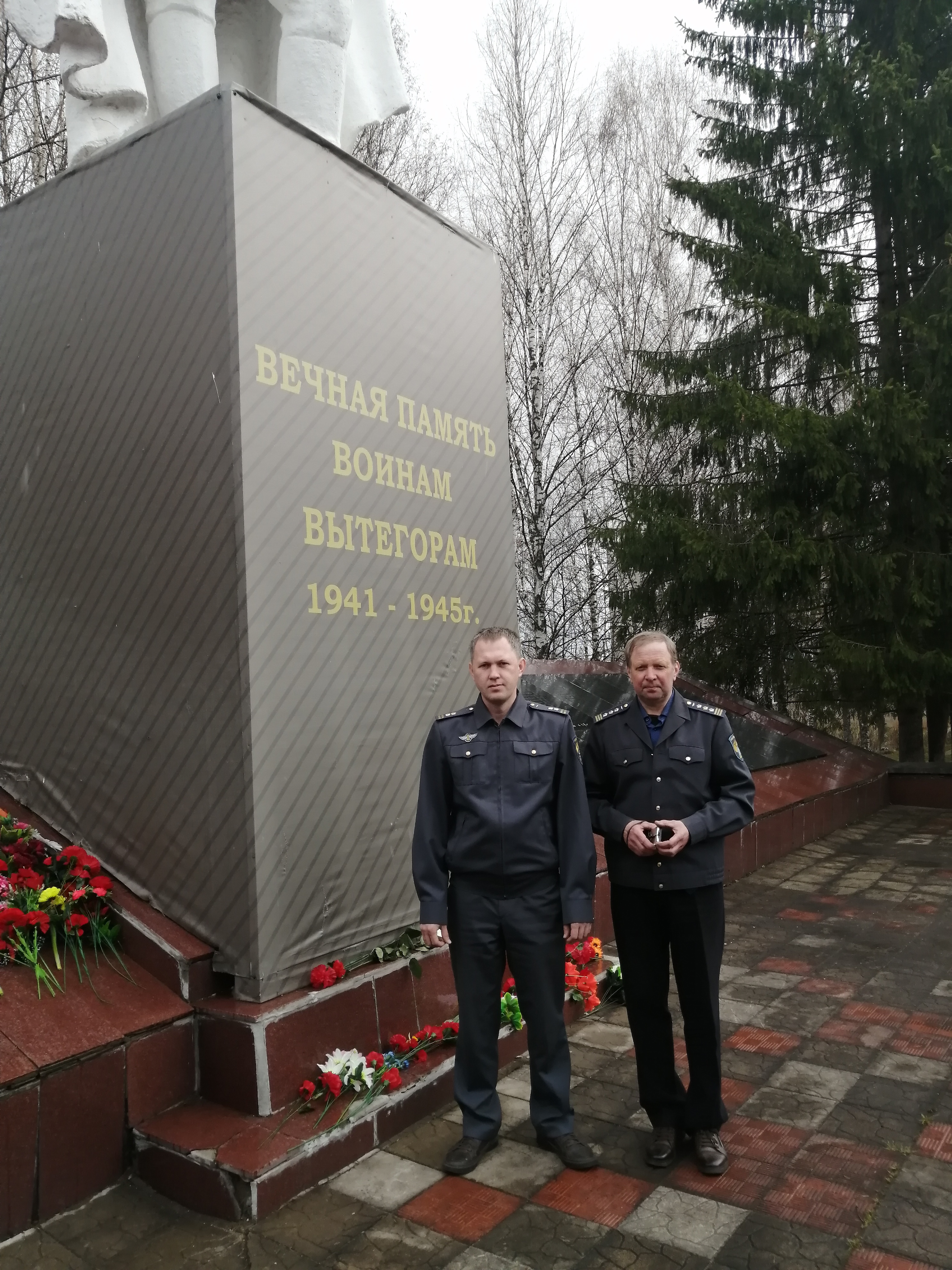 Возложение цветов к памятнику воинам-вытегорам